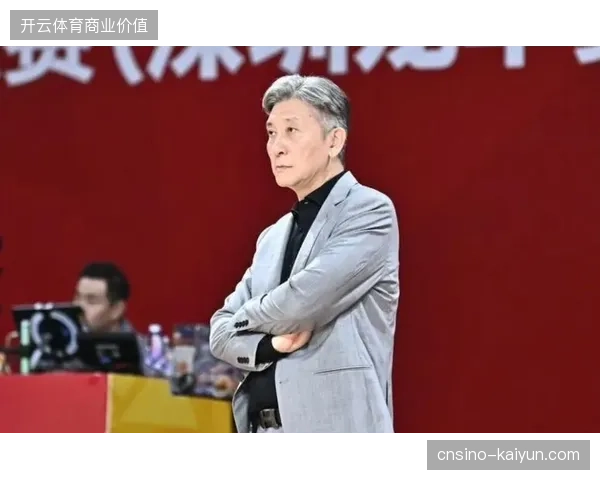 郑永刚教练活用贺希宁的冲击力，以其持球突破撕裂对手防线